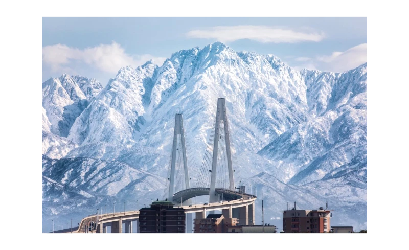 AGジャームフリーの原料となる富山の湧水と立山連峰の風景